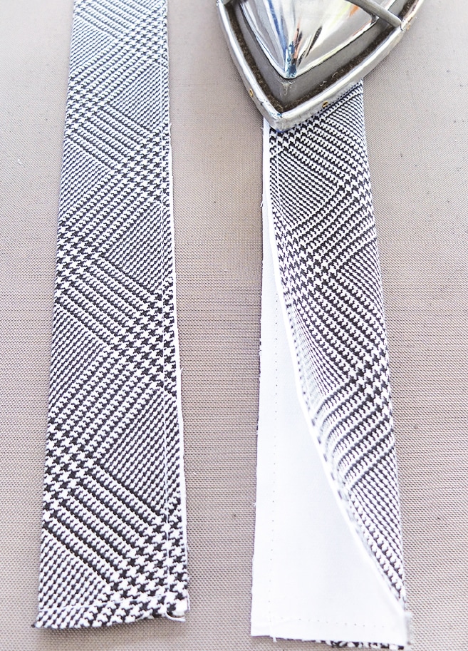 Das Foto zeigt die Verarbeitung einer Corsage mit Körbchen und Ösen für das Band zum Schnüren.