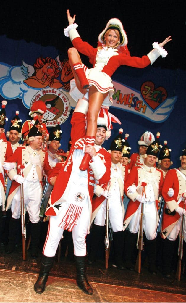 Funkenmariechen in Gardeuniform bei den Roten Funken