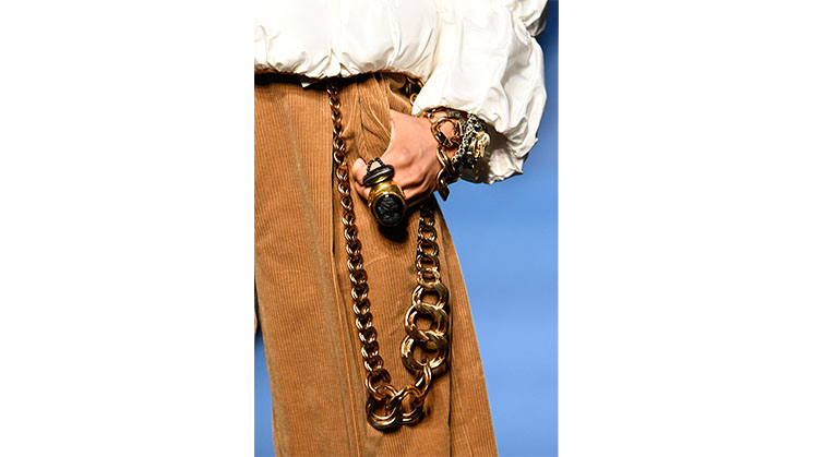Eine braune Hose aus Cord von Gaultier. 