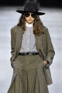 Model trägt Longblazer und Rock aus Tweed-Stoff mit Glencheck Muster