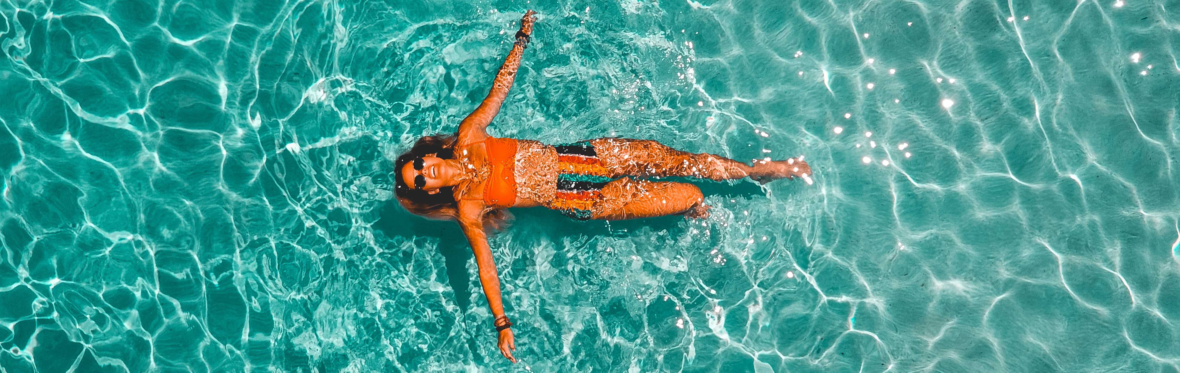 Frau im Bikini schwimmt im Pool