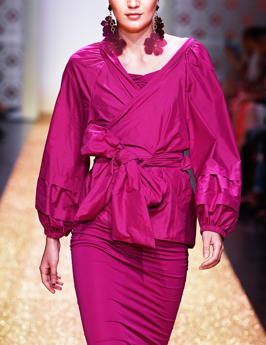 This photo shows a model walking on the catwalk. She´s wearing a blouse It´s the template for the pattern on the pattern sheet.