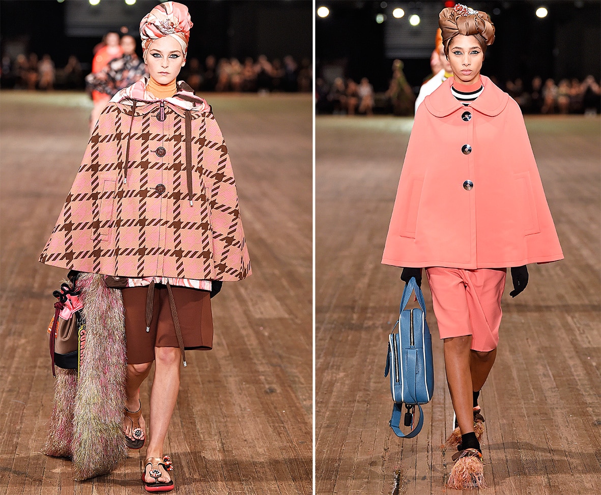 Das Foto zeigt Models auf dem Catwalk die Capes tragen. Die Fotos dienen als Vorlage für den Schnitt auf dem Schnittmusterbogen